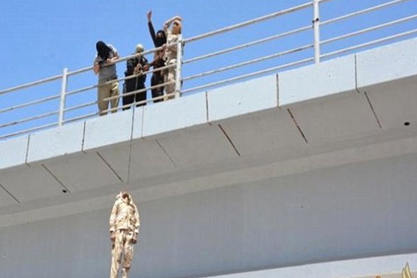 Başını kestiği Irak askerini köprüde sallandırdı