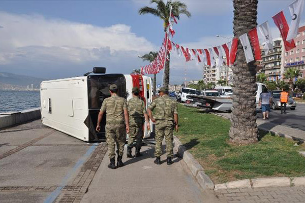 Midibüs devrildi: 6 asker yaralı