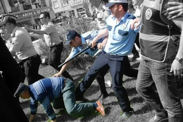 Polisten 60 yaşındaki çiftçiye tekme