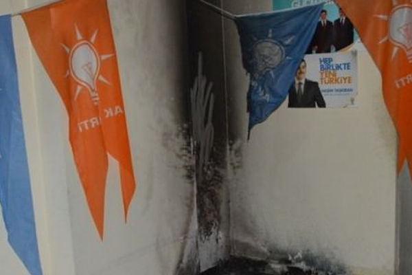 Siirt'te AK Parti seçim bürosu kundaklandı