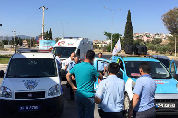 İzmir'de AK Parti seçim aracına saldırı