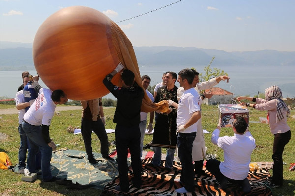 Uzaya balonla börek gönderdi
