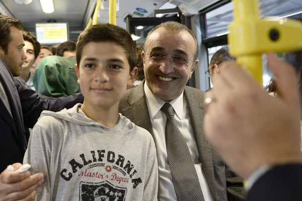 Abdurrahim Albayrak metrobüse bindi