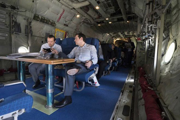 Yunanistan’ın Başbakanı nakliye uçağında seyahat etti