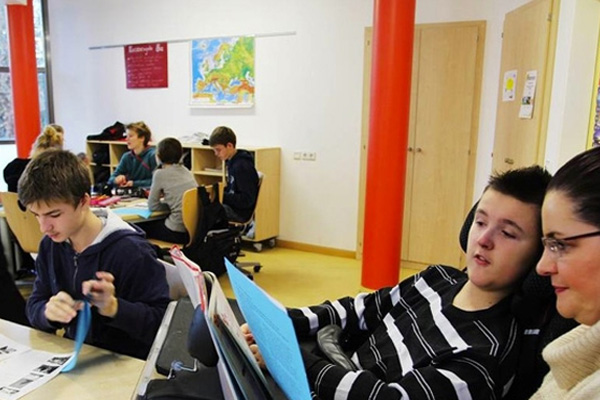 Alman okulunda açık giyinmek yasaklandı