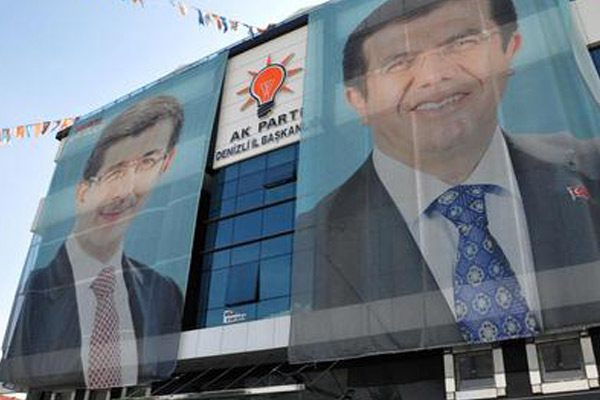 AK Parti'nin afişleri kaldırılıyor
