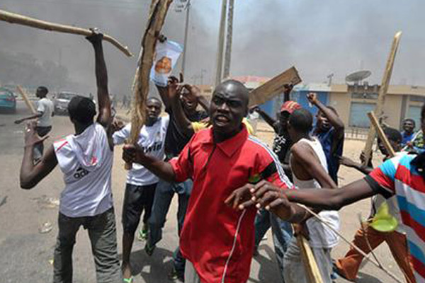 Şeriat mahkemesini yaktılar