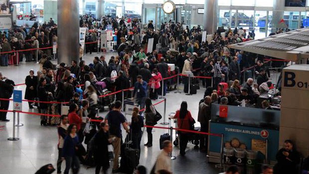 Havalimanında uzun kuyruklar oluştu