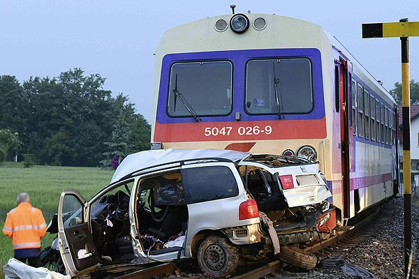 Tren otomobile çarptı: 5 ölü