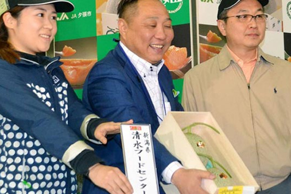 Bir çift kavunu 12 bin dolara sattılar