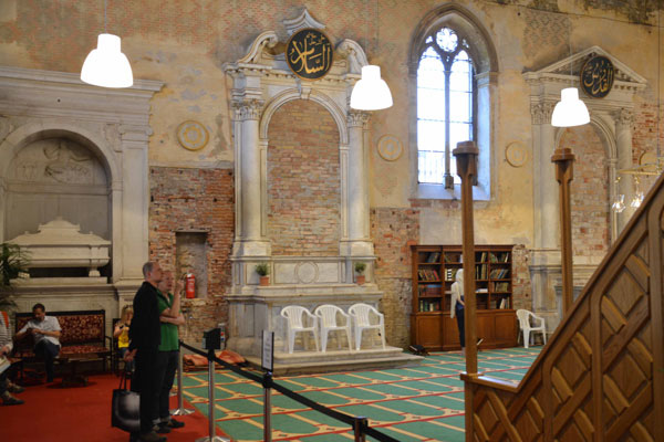 Camide ibadet başlayınca kapatıldı