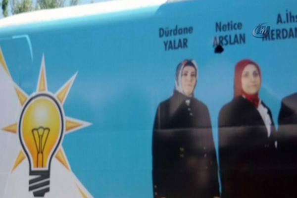 AK Parti seçim otobüsüne taşlı saldırı