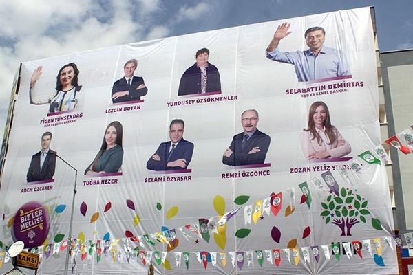 HDP'nin yasağa uymayan afişi kaldırıldı