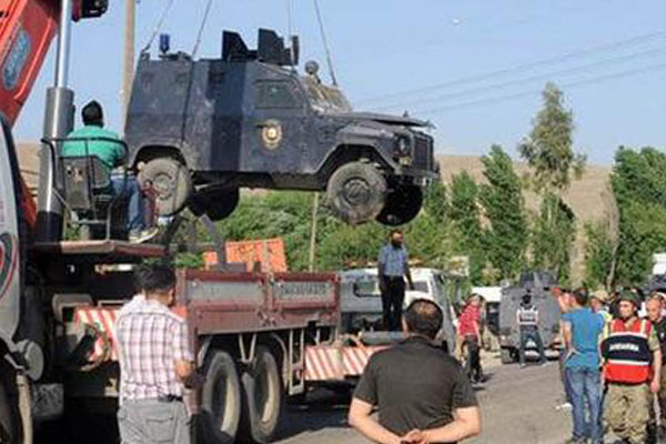 Cizre'de 4 polis yaralandı!