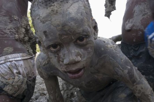 Mali'deki Büyük Cami'ye çamur imecesi