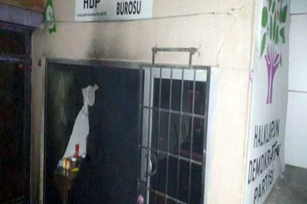 İstanbul’da HDP bürosuna saldırı