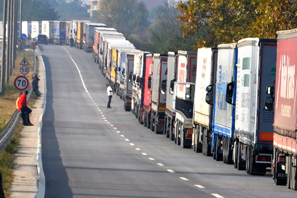 Sınırda 15 kilometrelik çile kuyruğu