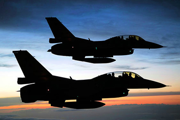 Libya'da savaş uçakları petrol tankerine saldırdı