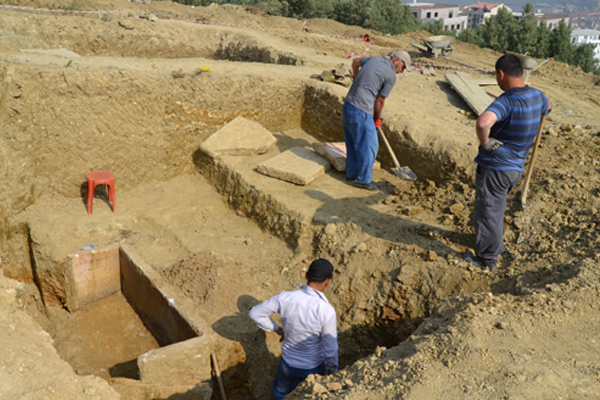 İnşaattan 2200 yıllık lahit çıktı