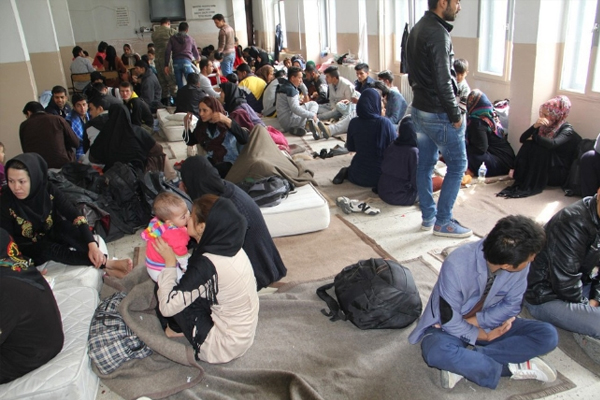 Askerler Van'da 130 göçmeni kurtardı