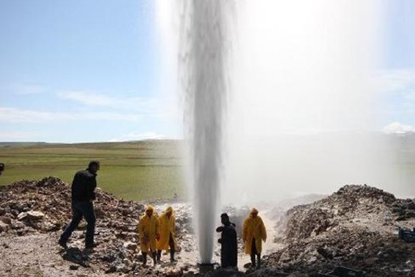 Kuyudan 30 metre termal su fışkırdı