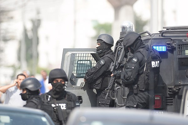 Tunus'ta kışlada silahlı saldırı