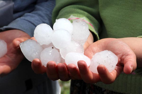 Ankara'da cam patlatan dolu yağışı