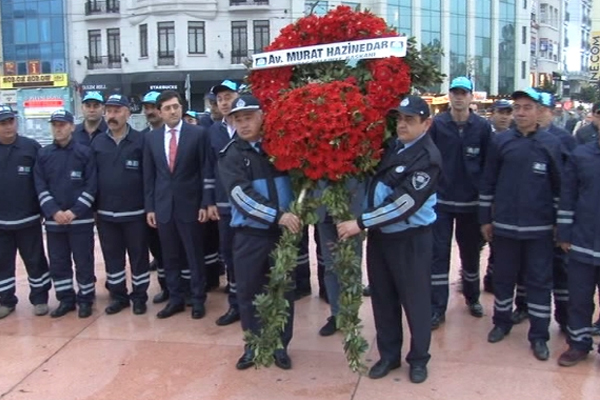 Taksim’e ilk çelenk bırakıldı