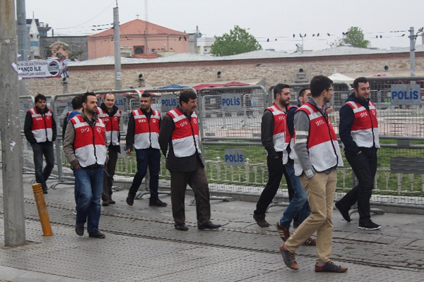 İstanbul polisine kırmızı yelek