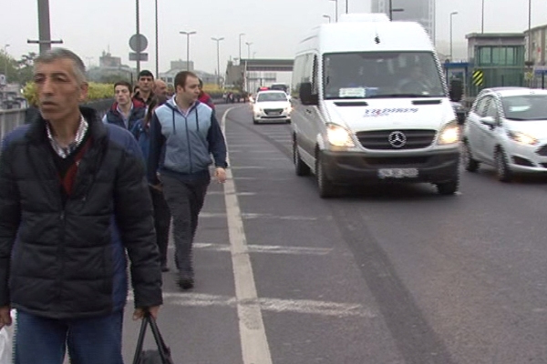 Yollar kapanınca E-5’ten yürüdüler