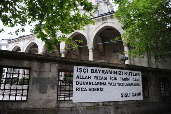 1 Mayıs'ta cami duvarına ilginç pankart