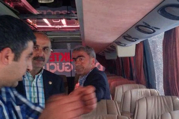 AK Parti seçim otobüsüne silahlı saldırı