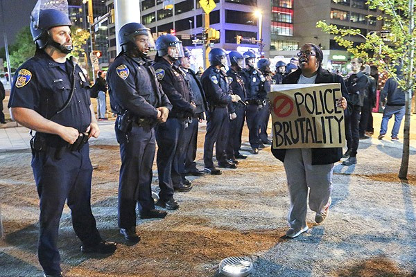 Siyahi genç nakil sırasında yaralanmış
