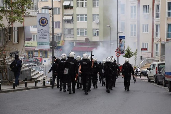 Polis bazı gruplara müdahale etti
