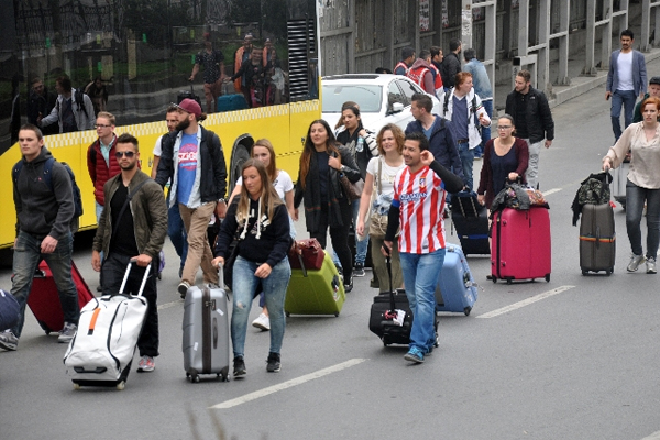 Valizini alan yollara düştü