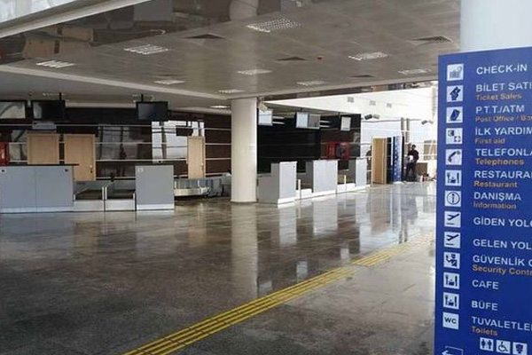 Hakkari'ye ilk yolcu uçağı iniş yaptı