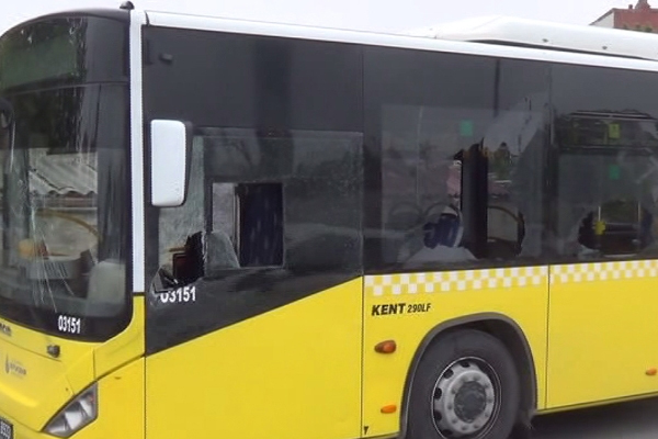 Gazi Mahallesi'nde otobüs taşladılar