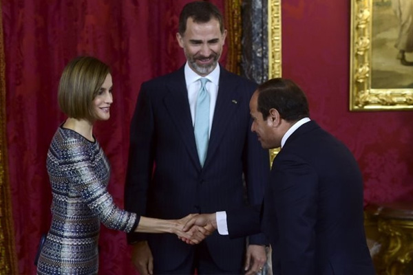 Darbeci Sisi'yi 'kahraman' ilan ettiler