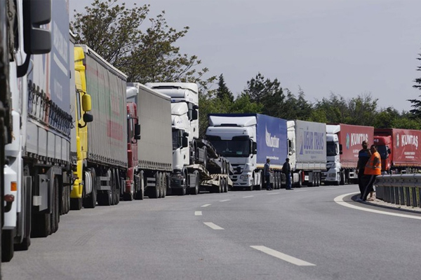 Kapıkule'de kuyruk çilesi sürüyor