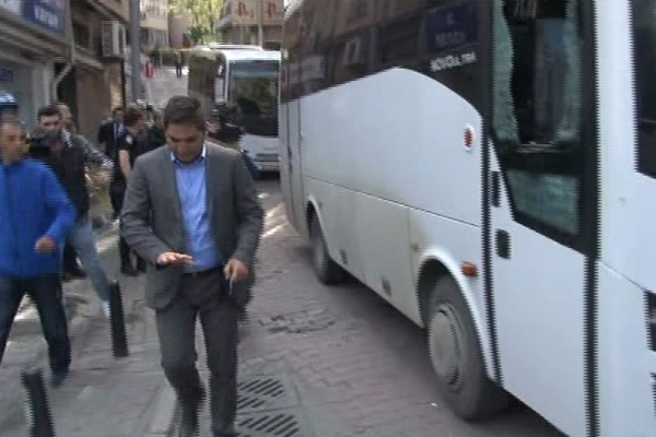 CHP’li vekil  araç camını kırdı