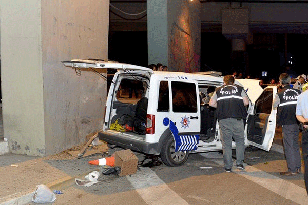 Polis aracı kaza yaptı