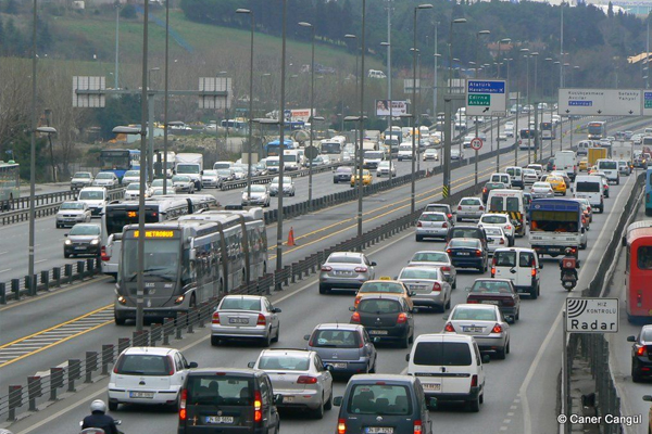 İstanbul'da yollar trafiğe açıldı
