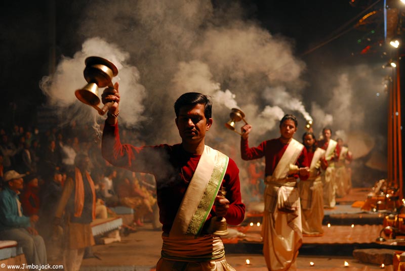 Nepal depreminde ölenlerin  cesetleri ateşe veriliyor