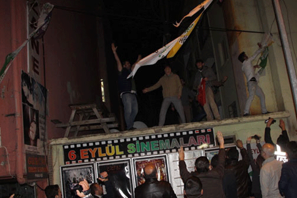 İki bin kişi HDP binasını kuşattı