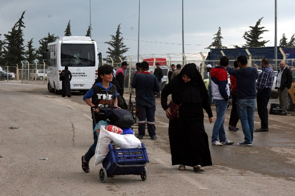 Pasaportu olan Suriyeliler ülkelerine dönüyor