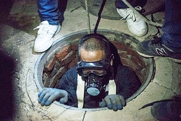 Foseptik çukurunda kolye aradı