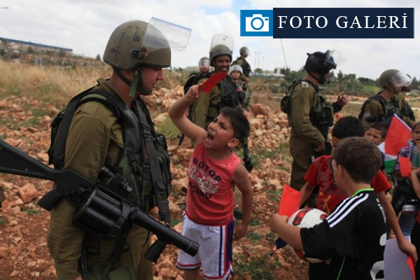 Filistinliler'den ''İsrail'e kırmızı kart'' eylemi