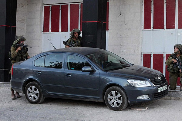 İsrail askerleri döviz bürolarına baskın düzenledi