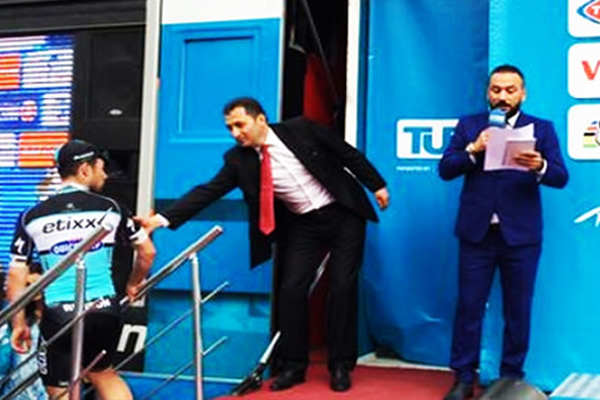 Sporcu sinirlendi, podyumu terk etti