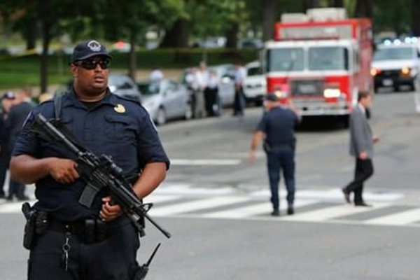 İslam karşıtı karikatür sergisi önünde çatışma